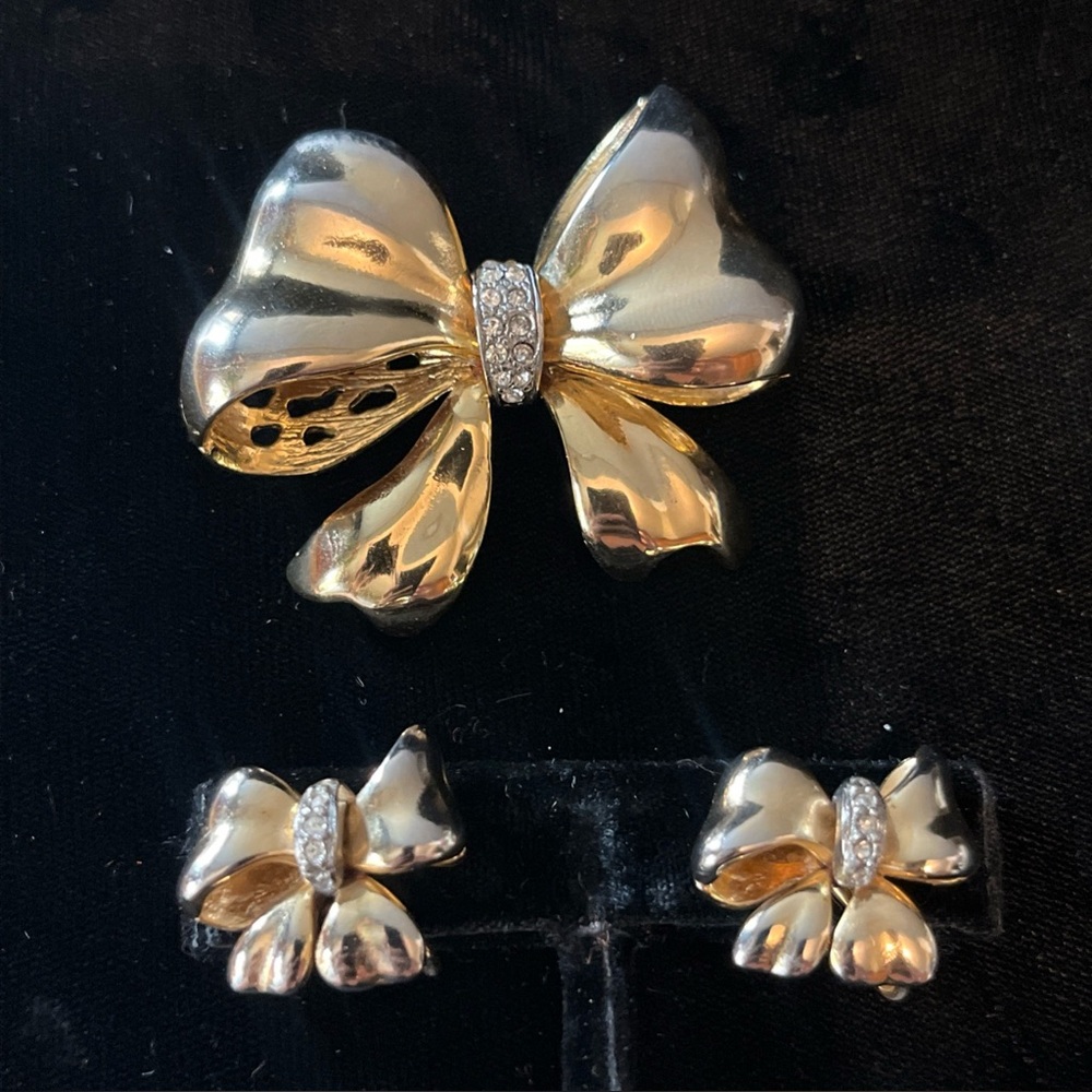 Large Goldtone Bow Earrings And Brooch Pin Unsigned Vintage Jewelry Set